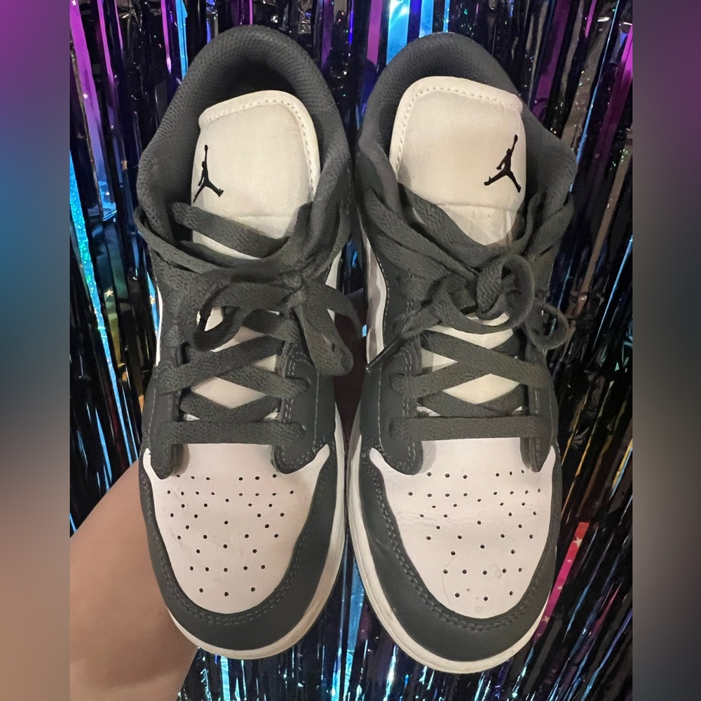 Jordan 1 low Iron Grey Big kids size 6 is equivalent to women’s 7 1/2 - Picture 3 of 6